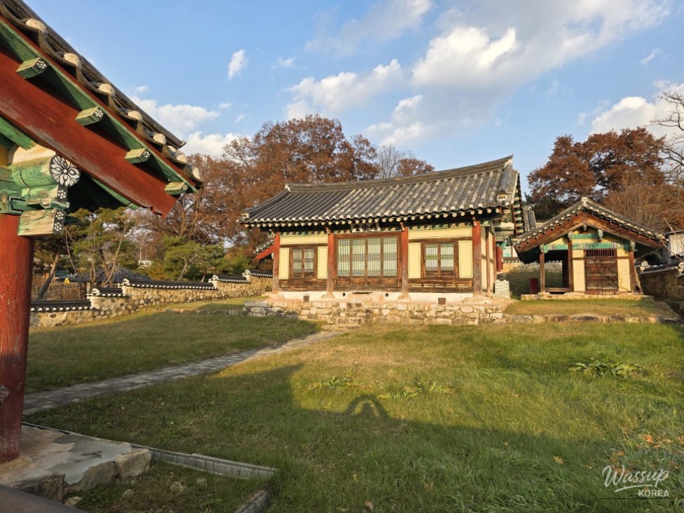 The peaceful atmosphere of the Hyanggyo grounds
