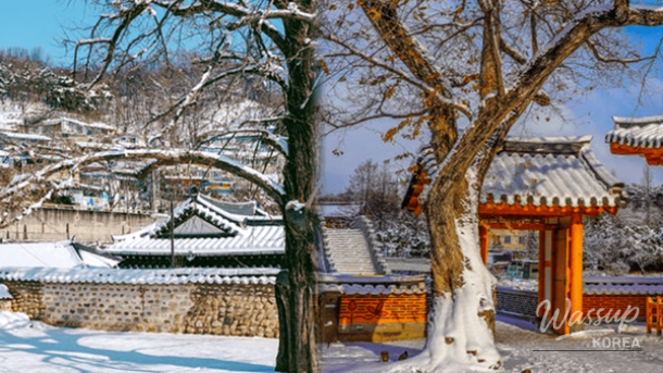 Panoramic view of Jeonju Hanok Village covered in white snow seen from Omokdae