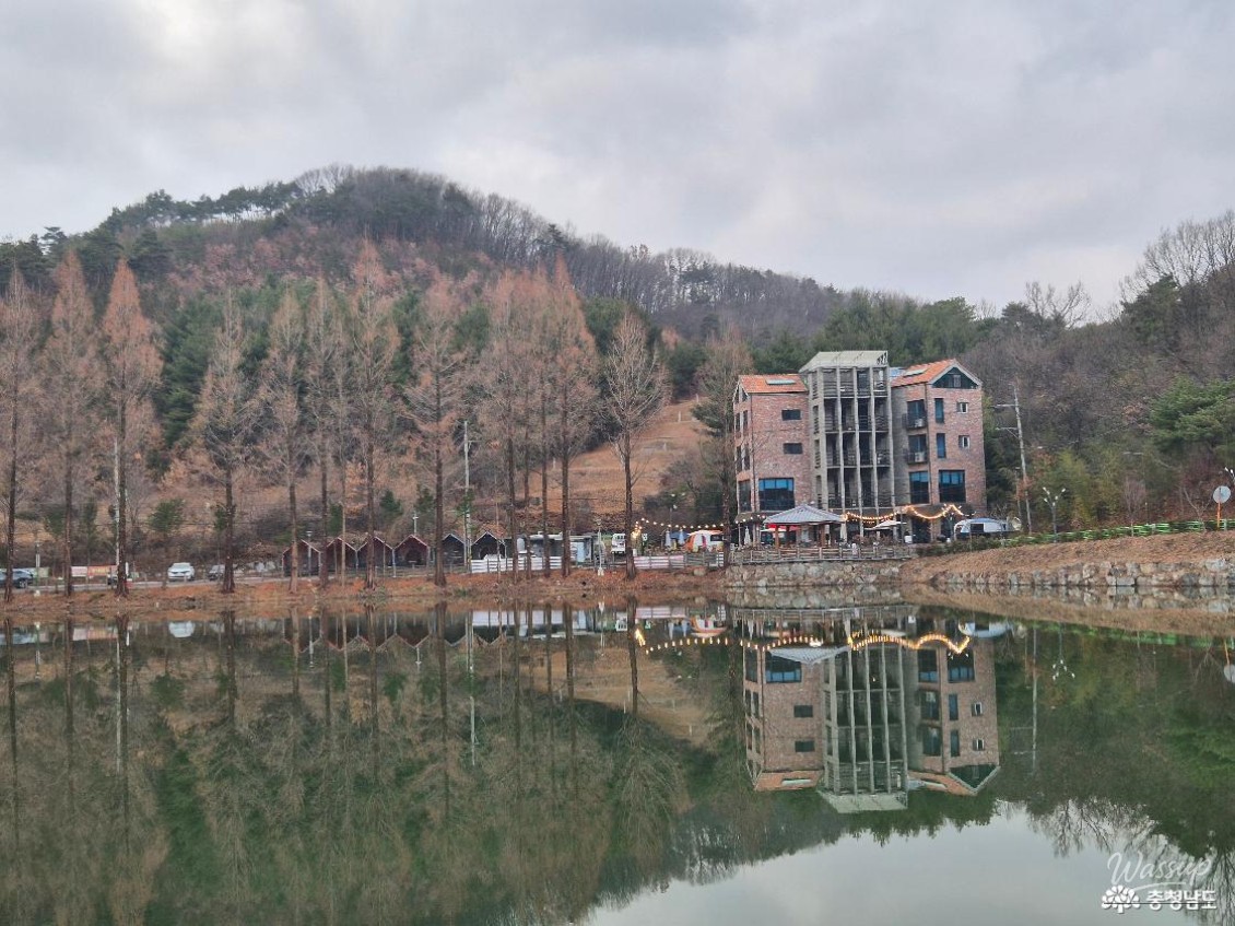 The stunning sunset reflection on the calm waters of Ip-am Reservoir