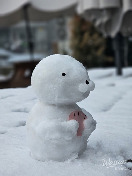 A cup of hot latte with winter themed latte art