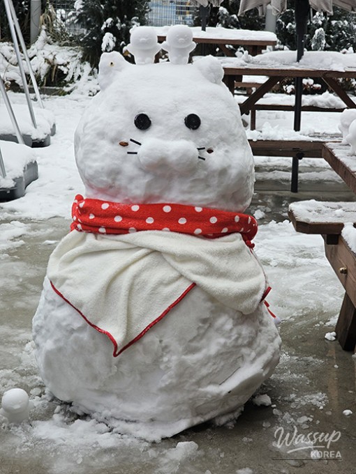 Miniature snowmen including Bonobono and Chunsik lined up on a winter street