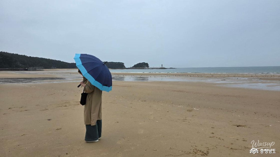 A circular metal sculpture at Manripo Beach framing the sea and sky