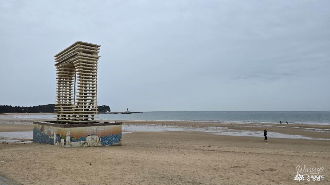 Night view of the brilliantly illuminated Manripo Observatory tower