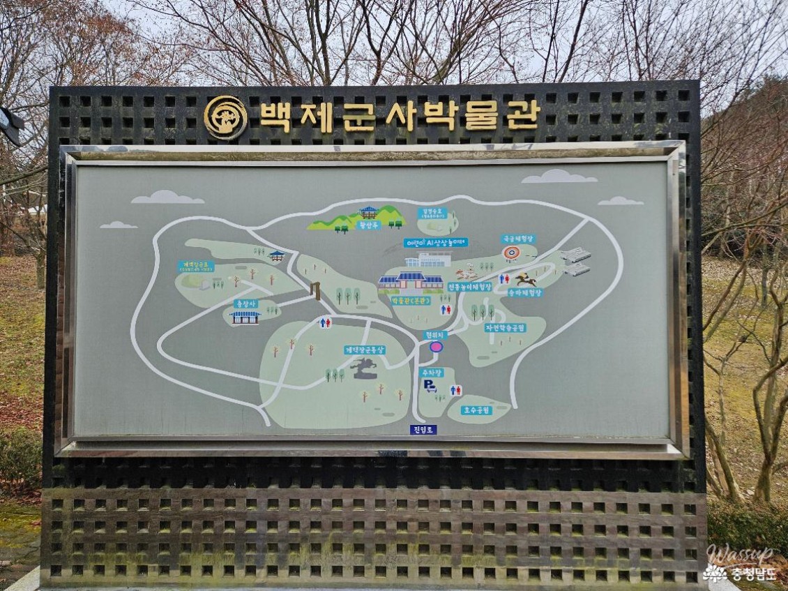 A view of the outdoor exhibition area featuring a traditional defense wall