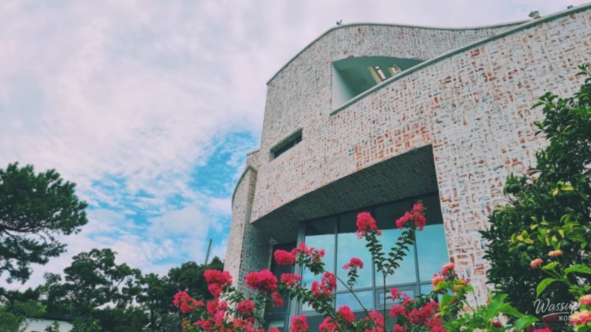 The unique white exterior of Waljong Art Museum in Jeju inspired by Joseon white porcelain
