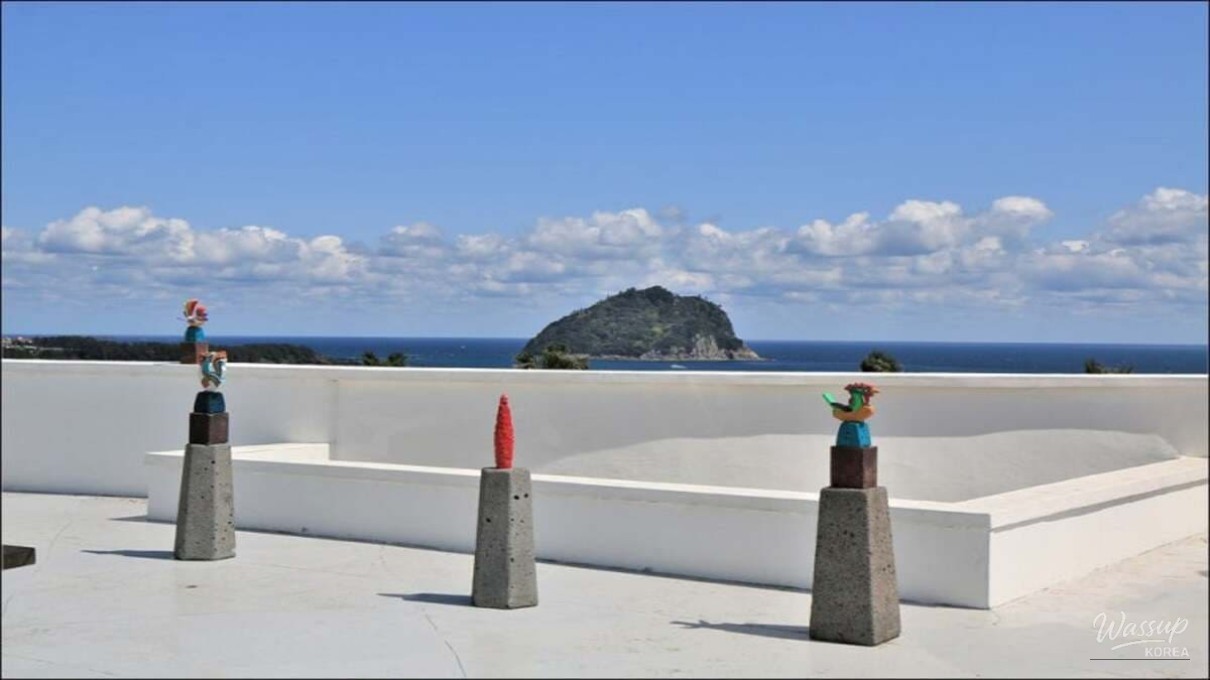 Artistic sculptures integrated into the rooftop garden landscape at Waljong Art Museum