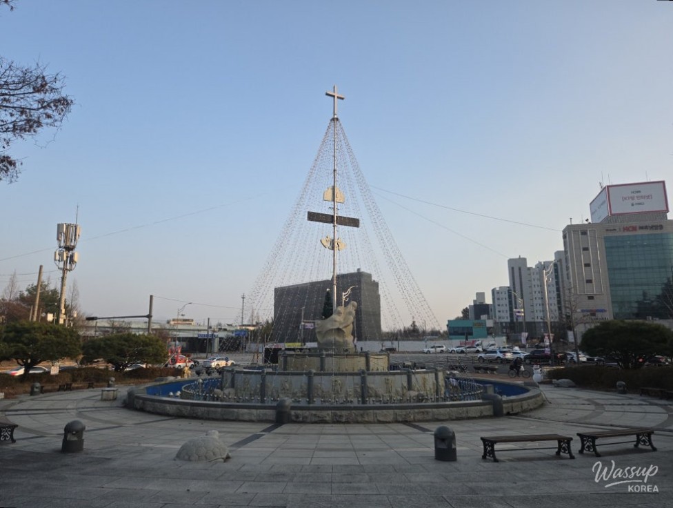 Outdoor exercise equipment and shaded walking paths within Gumi Wonpyeong Park