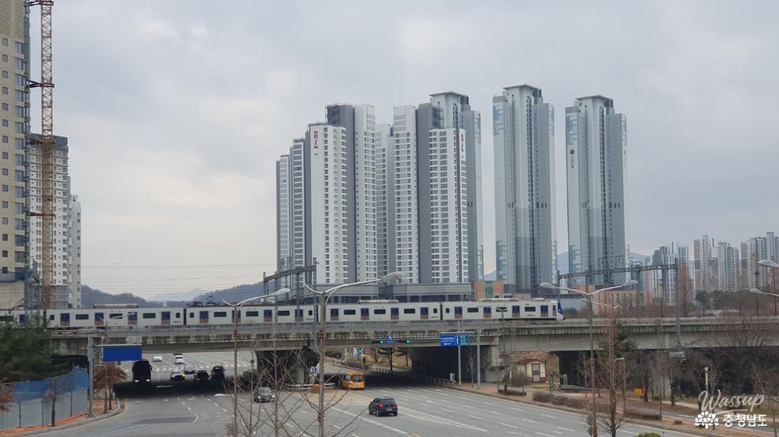 Stone towers and decorative streetlights along the easy walking trail of Jisan Park