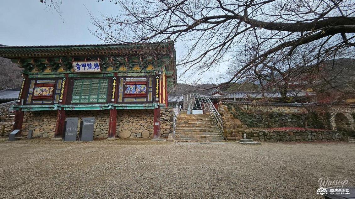A peaceful view of the outdoor seating and watermill garden at Gapsa Seoul Restaurant