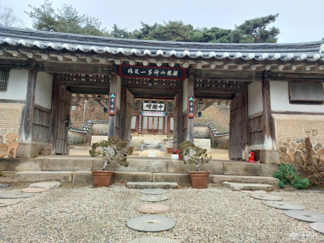 Scenic mountain backdrop of Sinwon Temple