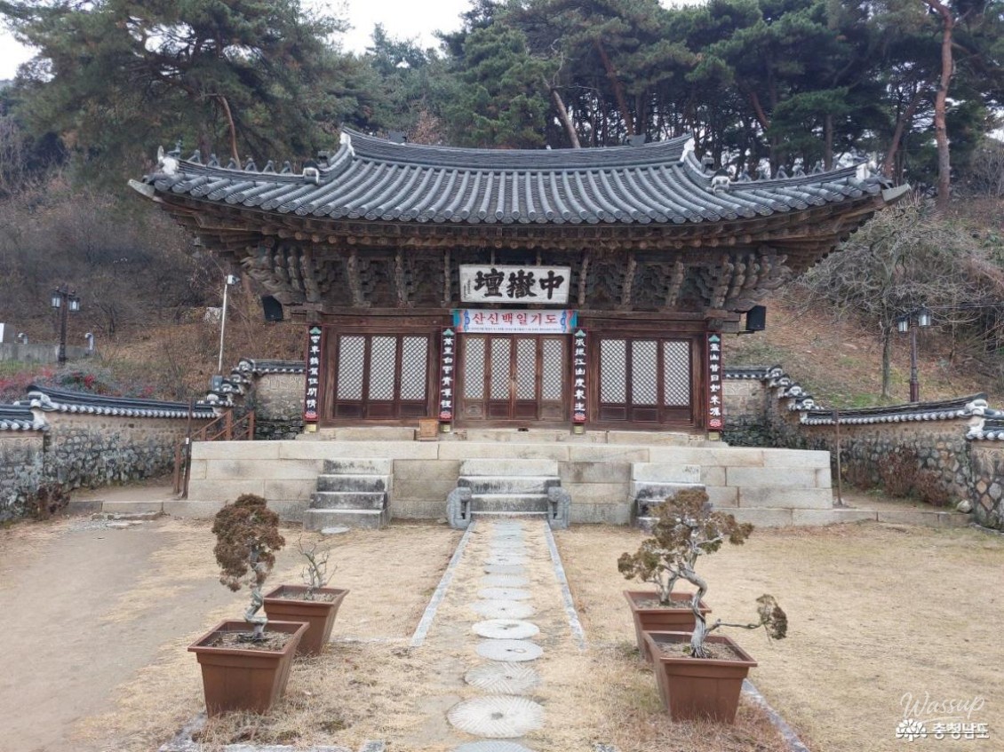 Quiet pathways within the Sinwon Temple complex