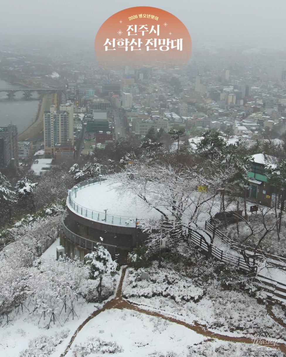 The early morning glow reflecting on the surface of Geumhoji pond in Jinju