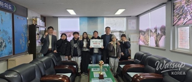 Students actively engaged in the sharing economy during the Hahoe Elementary School Anabada Market