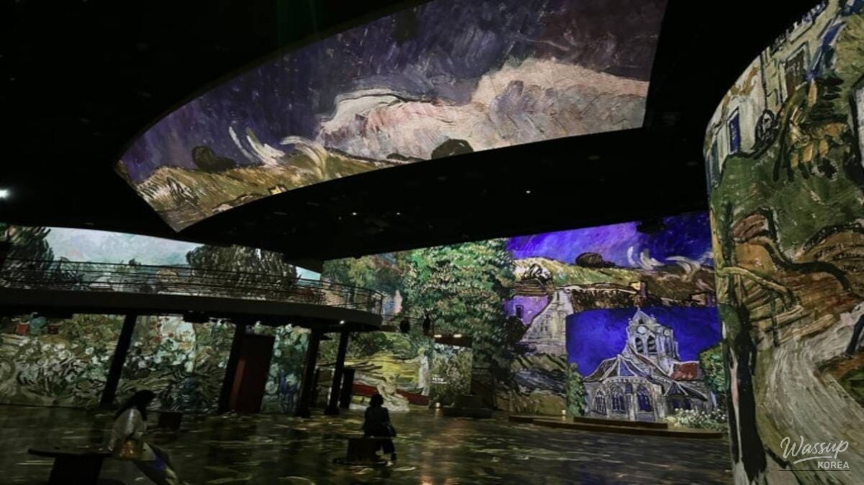 The Light Lounge cafe featuring panoramic floor-to-ceiling windows overlooking the Han River