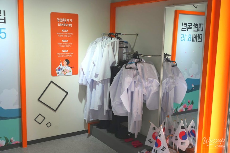 An interactive display where children can learn about the independence movement through touch and play