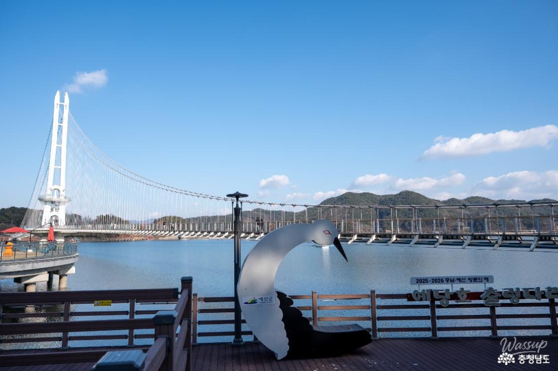 The entrance to the Yesdang Lake monorail station