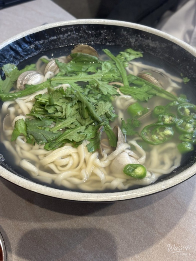 Mixing the squid rice bowl with seaweed and vegetables