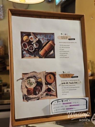 Visual presentation of the Matcha Latte and various coffee drinks at Moment Coffee