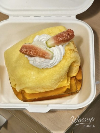 Detail of the seasonal crepe cake packaging