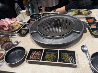 Juicy grilled pork jowl pieces ready to be served