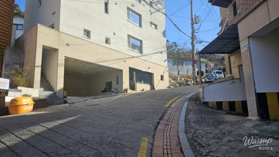 Panoramic view of downtown Seoul seen from the hilltop of Naksan Park