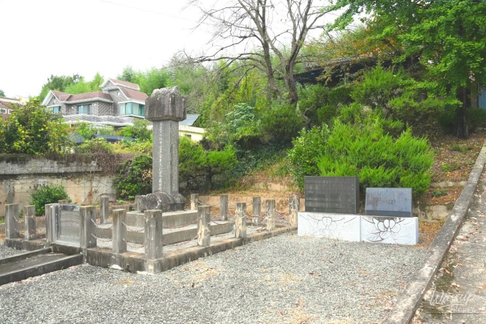 A small door providing access to the interior of the seowon complex