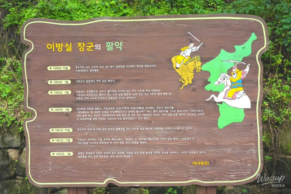 The student dormitories Gyeongmodang and Yeongdeokdang facing each other in the courtyard