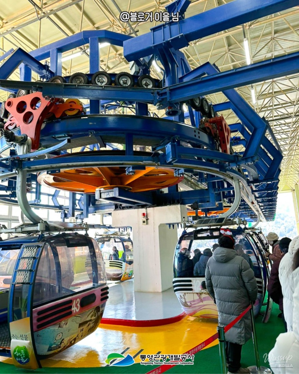 A cozy snack shop located at the cable car station area