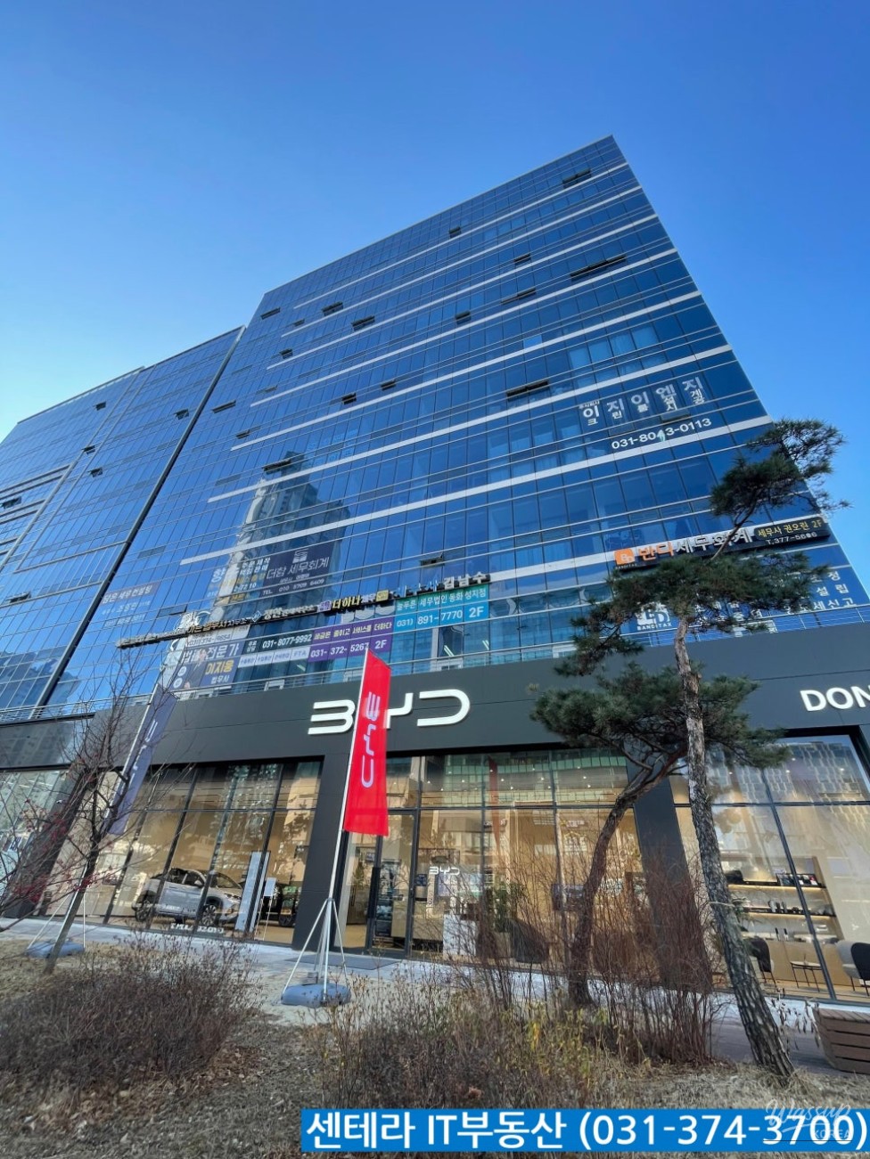 Building entrance and surrounding commercial area of Dongtan Centera IT Tower