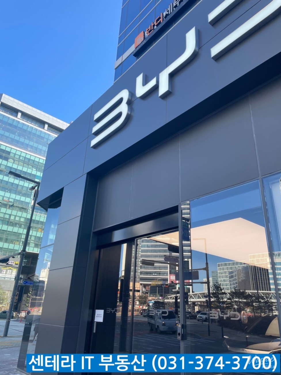 Well-maintained hallway and elevator access inside Dongtan Centera IT Tower