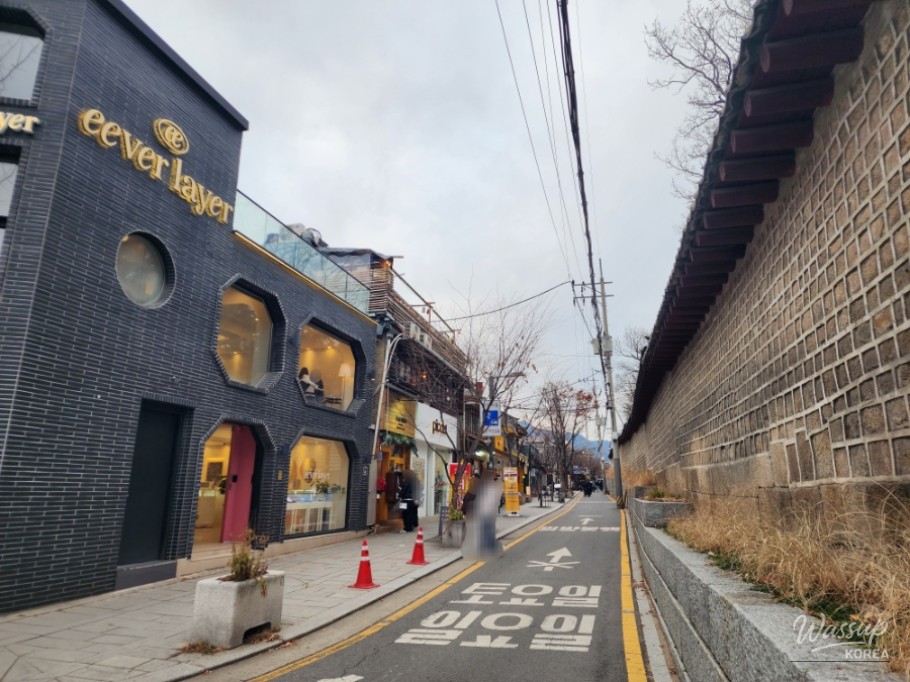 Close-up view of Hanok architectural details in Ikseon-dong