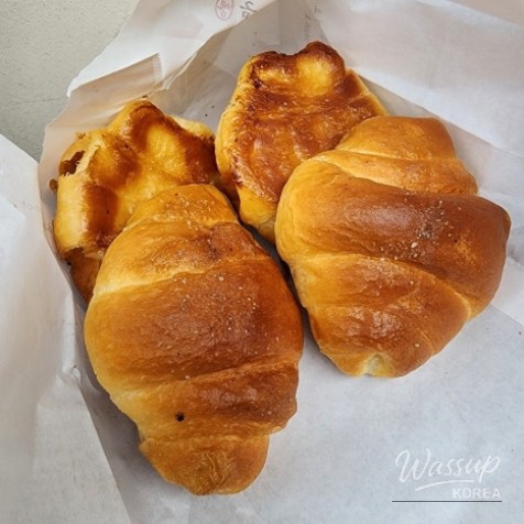 Quiet corner of Ikseon-dong contrasting the earlier crowd