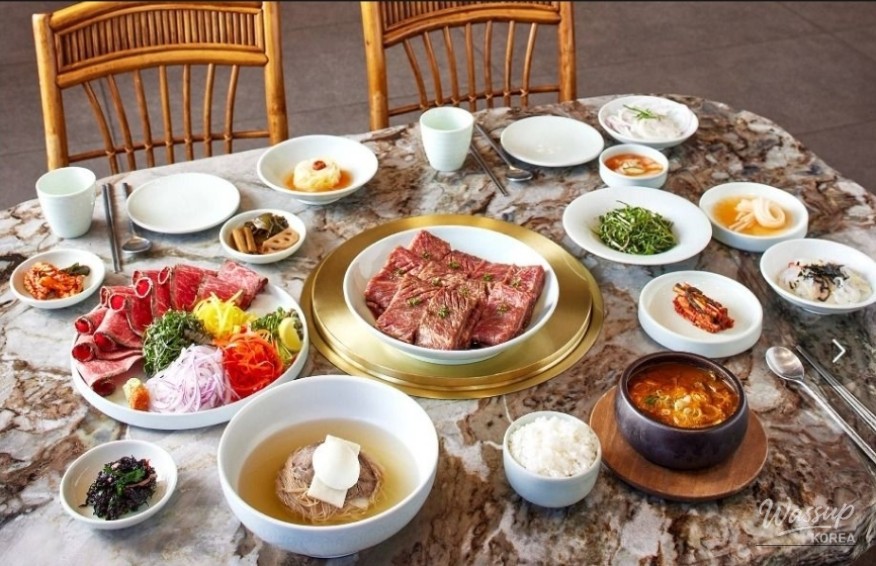 Garden and traditional architecture inside Samwon Garden