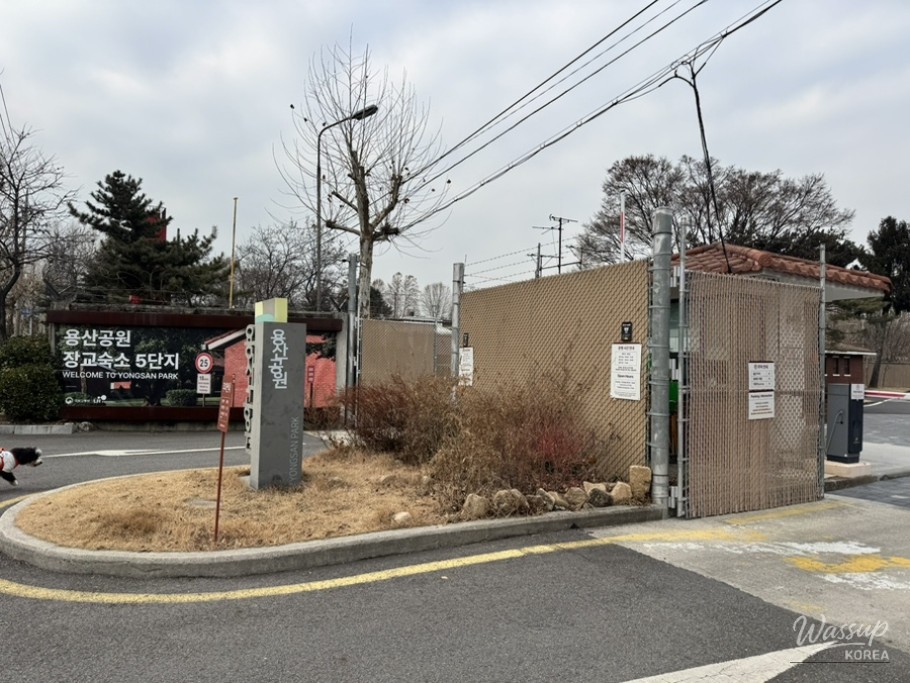 Exterior view of Untitled Cafe located inside Yongsan Park