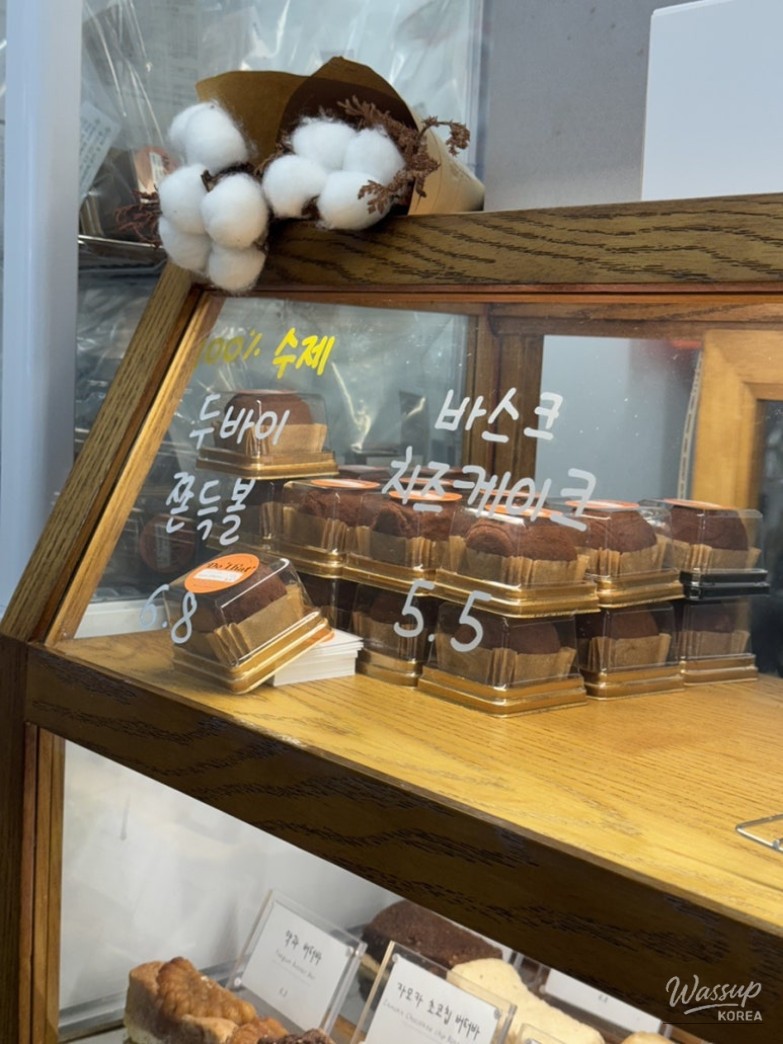 Texture of Dubai chewy cookie with crispy kadaif layers