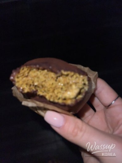 Dubai chewy cookies photographed on-site at Yeoksam Station