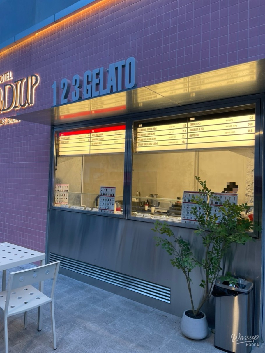 Interior view of 123 Gelato Jongno branch