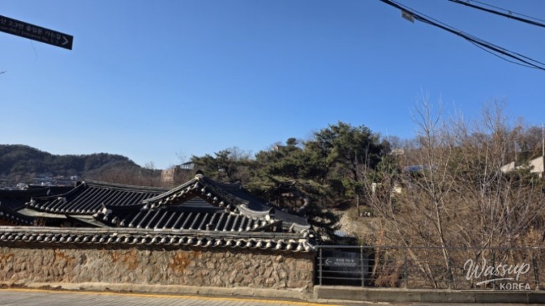 Cafe space ideal for couples and quiet visits in Buam-dong