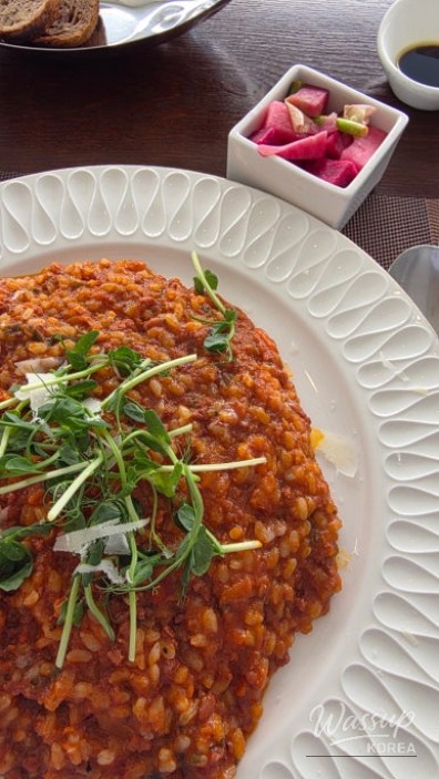 Scenery and cafe interior blending with Buam-dong landscape