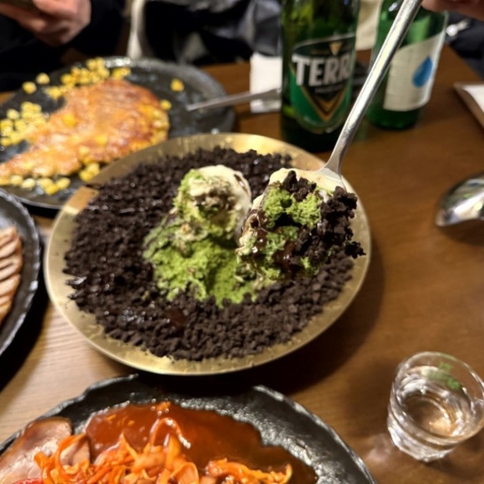 Interior and table setting at Mangbusuk Incheon Guwol