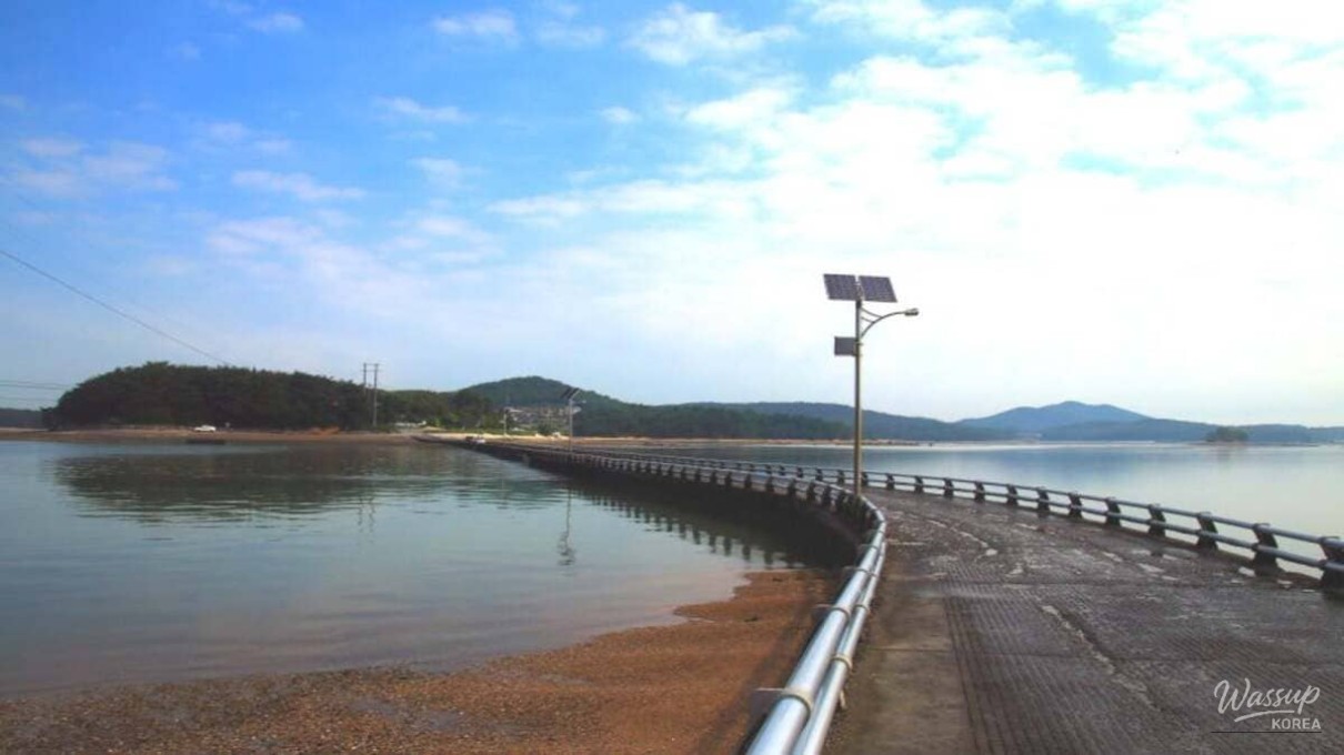 Exploring the Enchanting Underwater Path of Ungdo Island_03