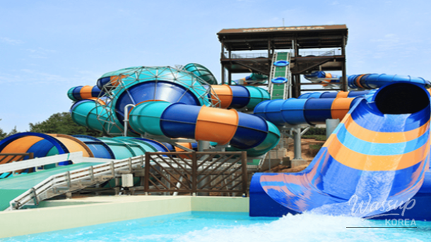 Outdoor hot springs at Seorak Waterpia with snow-covered Seoraksan in winter