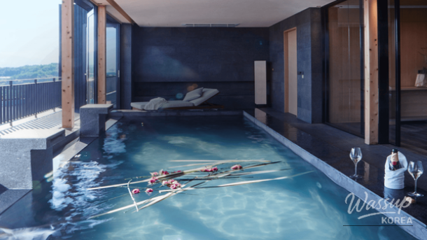 Rooftop outdoor hot spring at Yangyang Seolhaewon overlooking snowy mountains