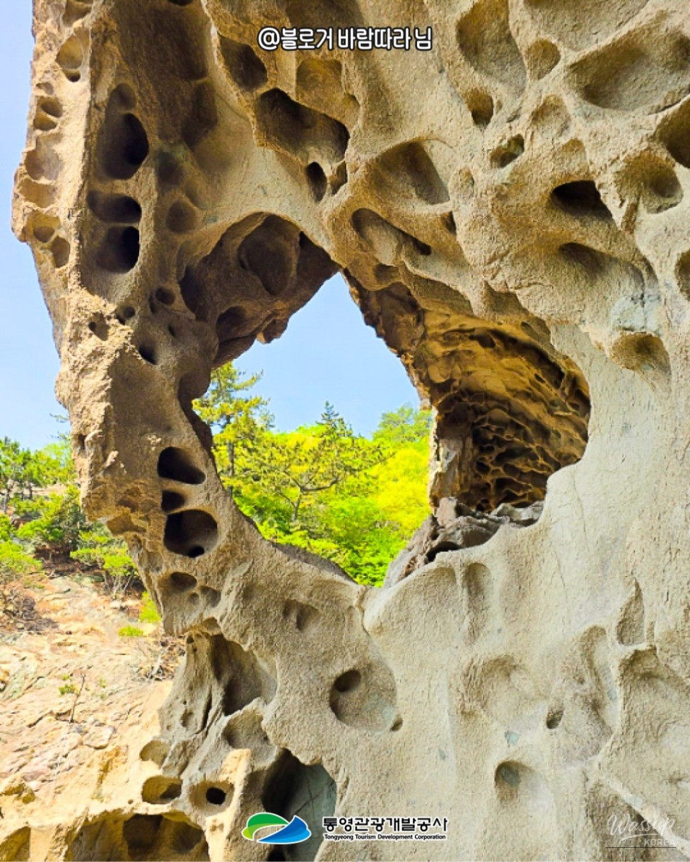Quiet winter atmosphere on Suudo Island with wind and waves