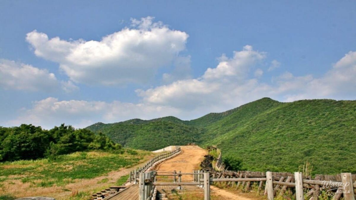 S-shaped wooden deck path wrapping around the mountain on the Tokkibi Trail
