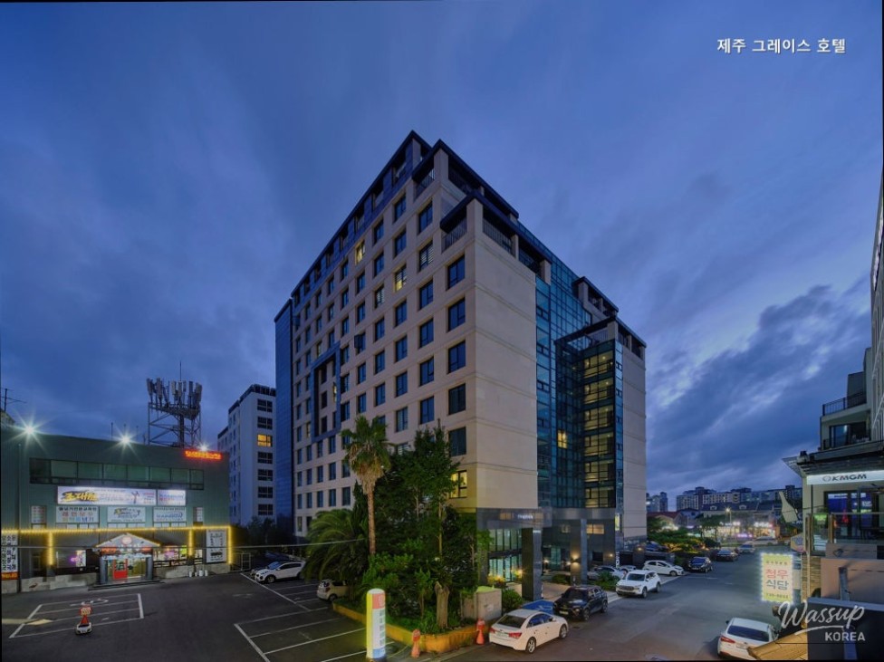 Comfortable guest room atmosphere highlighting value-focused accommodation in Jeju