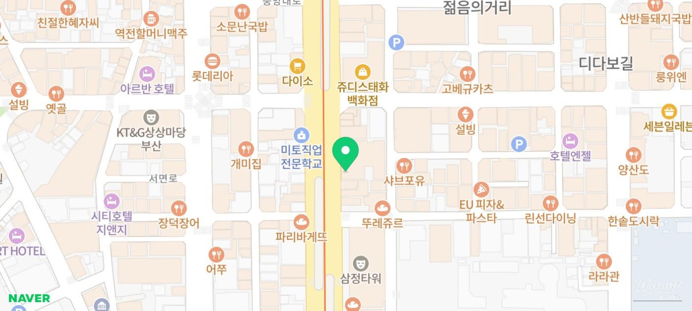 Curved interior design and warm color palette inside Baskin-Robbins Seomyeon Central