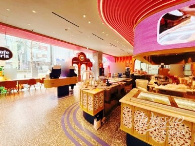 Seasonal dessert display and photo-friendly details inside Baskin-Robbins Seomyeon Central