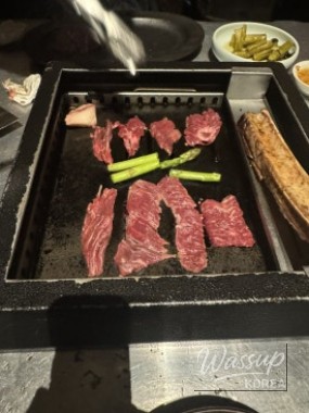 Dining atmosphere inside Mongtan Jeju compared to the Seoul branch