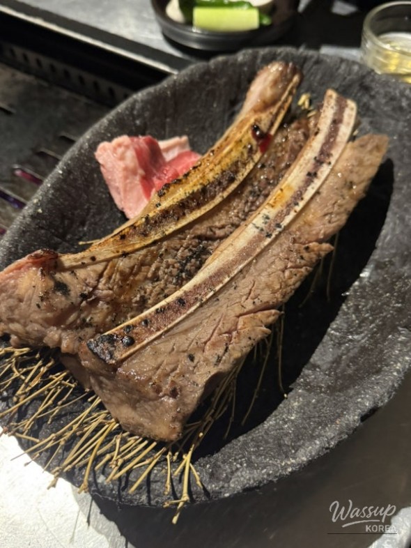 Neatly prepared side dishes served at Mongtan Jeju